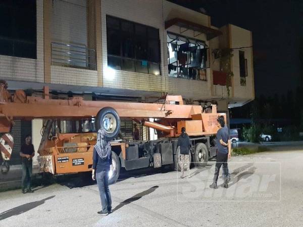 Rumah kedai dua tingkat di Taman Pinji Mewah telah dijadikan hostel bagi pekerja-pekerja kilang warga asing.