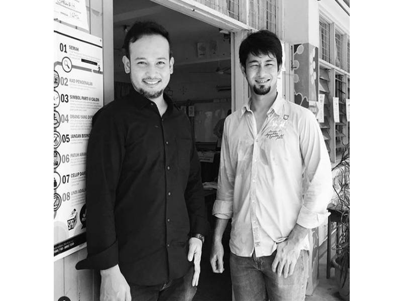 Fadzil Zahari bersama abangnya, Farid Kamil.
