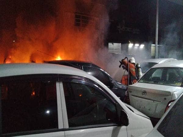 Kebakaran melibatkan tujuh kenderaan pelbagai jenis. - FOTO: IHSAN JABATAN BOMBA DAN PENYELAMAT SELANGOR