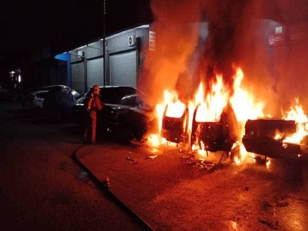 Anggota bomba memadamkan kebakaran kereta di kawasan perindustrian Puchong Utama pagi tadi. - FOTO: IHSAN JABATAN BOMBA DAN PENYELAMAT SELANGOR