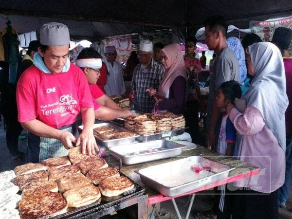 Orang ramai berbaris menunggu pesanan sebaik gerai murtabak Pok Lan dibuka jam 3 petang.