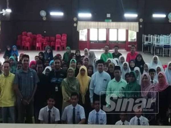 Kesemua jawatankuasa penganjur dan penerima bergambar bersama.
