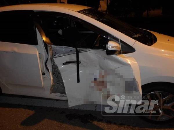 Kesan pelanggaran pada pintu kereta jenis Honda City.