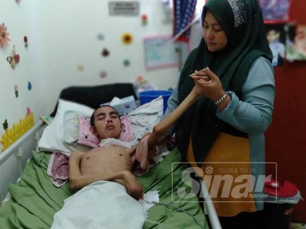 Raja Rasiah sentiasa menjaga Mohd Amier walaupun dia juga mengalami masalah kesihatan.