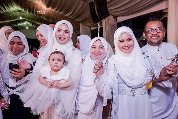 Pelakon, Yatt Hamzah dari kiri bersama anak dan rakan Himpunan Artis Sayang al-Quran 4.0