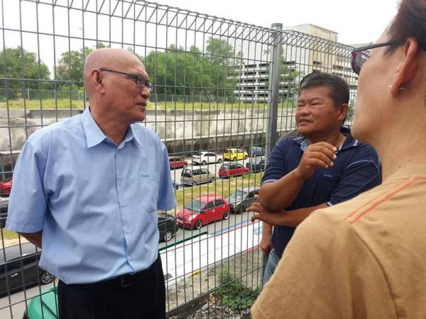 Nor Hisham turun padang meninjau sendiri keadaan tangki air di lokasi yang didakwa uzur oleh penduduk. -FOTO FACEBOOK DBKL