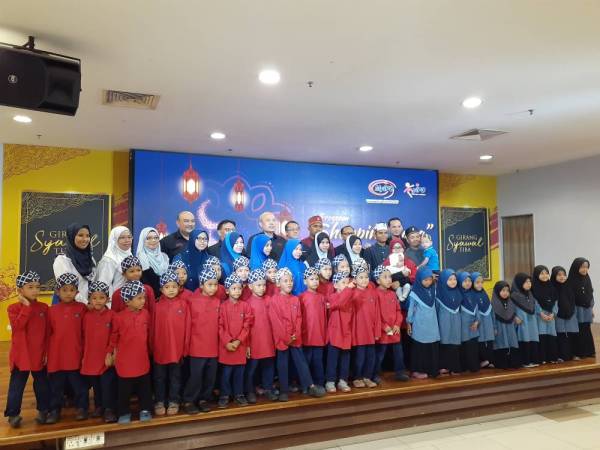 Acara ini merupakan julung kali diadakan dengan membawa sendiri kanak-kanak yang kurang bernasib baik dan memilih kelengkapan Aidilfitri mereka.