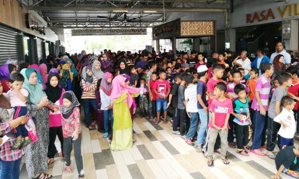 Sebahagian daripada 330 penerima sumbangan sempena 'Baju Raya Project 2019' yang diadakan di Mydin Mall, di sini.