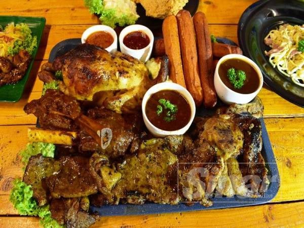 Set karnivor Ramadan mampu memenuhi selera sehingga 8 orang dengan harga RM100 setalam.