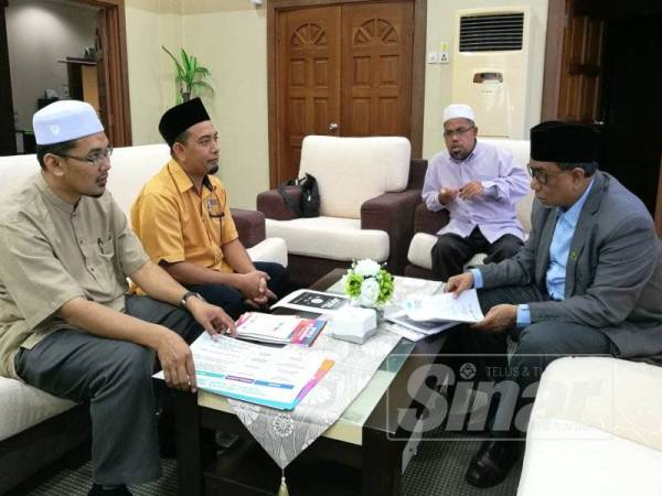 Mohd Rozamli dan Md Abdu mengadakan pertemuan bersama Dr Abdul Rahman di pejabatnya.