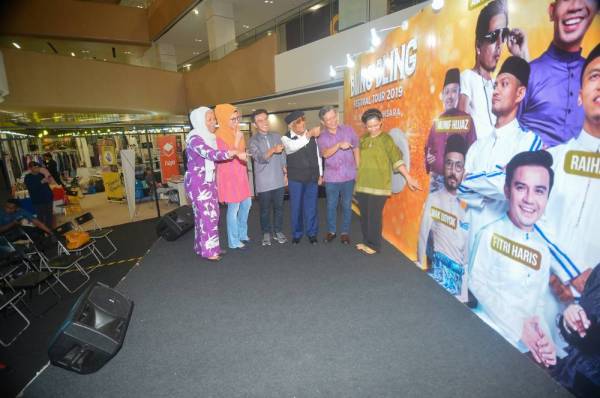 Mohamed Mansor (tiga dari kanan) bersama selebriti tempatan yang menjadi vendor dalam Karnival Bling-Bling 2019 di kompleks beli-belah Glo Damansara di Kuala Lumpur.