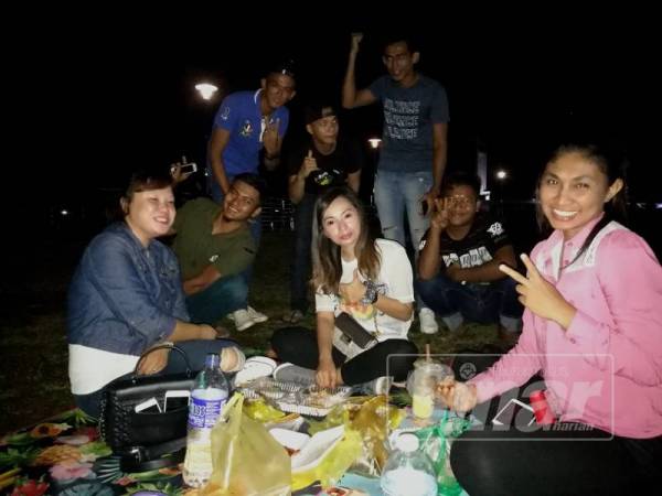 Nur Zafierah bersama rakan-rakannya teruja dapat berbuka puasa berlatarbelakang pemandangan drawbridge.
