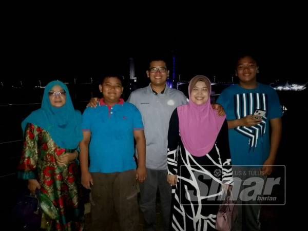 Mohd Azram (tengah) bersama isteri, ibu dan dua anaknya. 