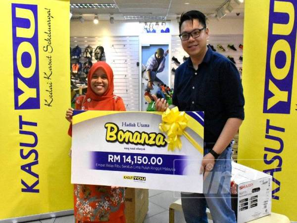 Henry menyampaikan sumbangan kepada pemenang Bonanza 2018.