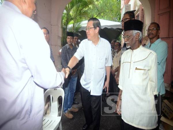 Menteri Kewangan, Lim Guan Eng antara yang hadir memberi penghormatan terakhir kepada SM Mohamed Idris.