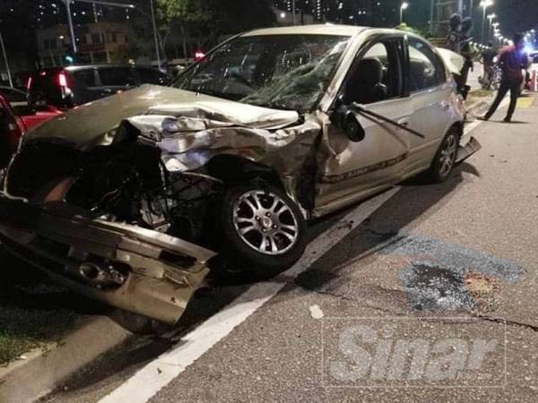 Antara kenderaan yang terlibat kemalangan di persimpangan lampu isyarat berhampiran Setapak Central, Jalan Genting-Klang awal pagi tadi.