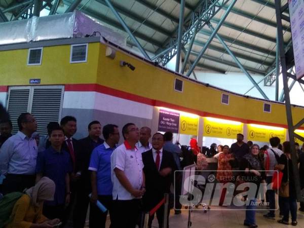 Adly turut meninjau kawasan CTS dibahagian bas ekspres Melaka Sentral