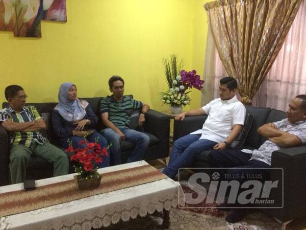 Hayati (dua, kiri) berkongsi kejadian menimpa keluarganya yang diancam cat merah dan molotov sewaktu menerima kunjungan Hilman (dua, kanan).