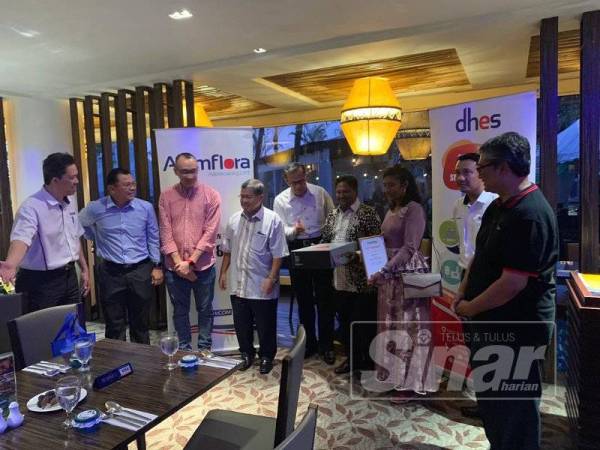 Mohd Zain (tengah) menyerahkan saguhati dan sijil penghargaan kepada Raju (empat, kanan) ketika majlis ringkas yang berlangsung di sebuah hotel di Kuala Lumpur semalam.