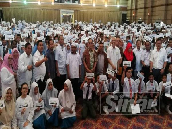 Wan Rosdy (tengah) bersama sebahagian penerima BSM yang diraikan.