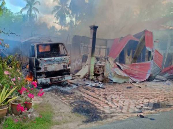 Lori yang turut hangus dalam kejadian kira-kira jam 4.30 petang.