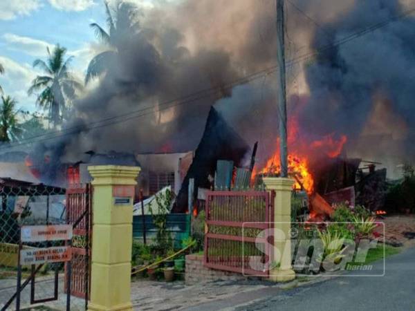 Sebuah rumah terbakar dalam kejadian di Sungai Koyan 2, petang tadi.