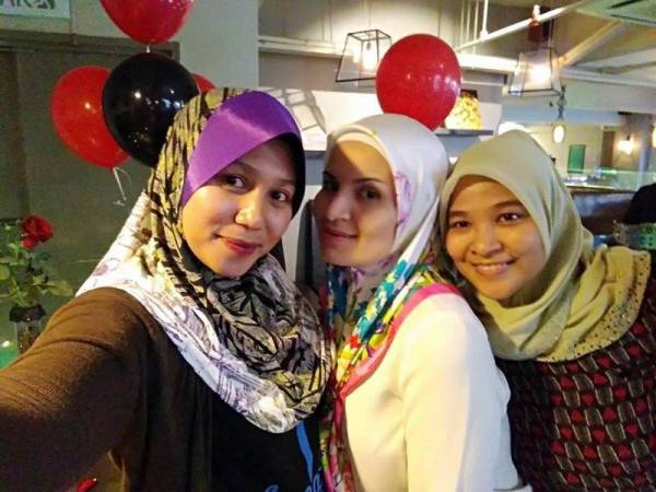 Norazwatul Akmal (kiri) dan Noor Adila (kanan) bergambar kenangan bersama arwah (tengah) semasa meraikan hari jadi mereka dua tahun lalu. 