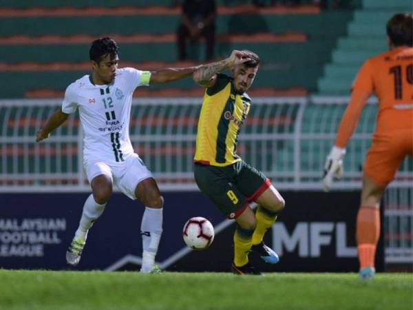 Ketua pasukan Melaka United, Shukor Adan (kiri) mengasak penyerang Kedah, Fenando Ortega yang berusaha untuk masuk ke dalam kotak penalti pasukan pelawat.