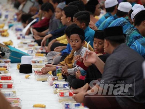 Sebanyak 1,200 juadah iftar disediakan oleh MBSA manakala 800 lagi disediakan JAIS kepada pengunjung yang hadir.
