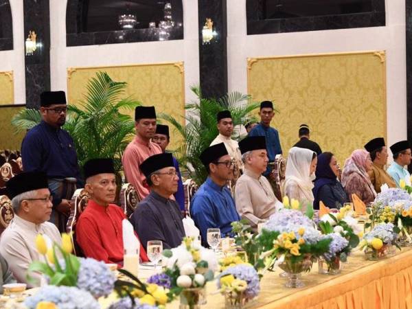 Pengurusan tertinggi organisasi media menghadiri majlis berbuka puasa bersama Sultan Nazrin Shah di Istana Iskandariah di Kuala Kangsar, malam tadi. - Foto Bernama
