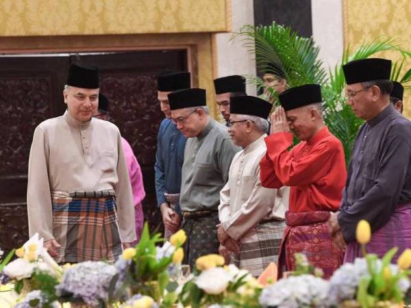 Pengurusan tertinggi organisasi media menghadiri majlis berbuka puasa bersama Sultan Nazrin Shah di Istana Iskandariah di Kuala Kangsar, malam tadi. - Foto Bernama