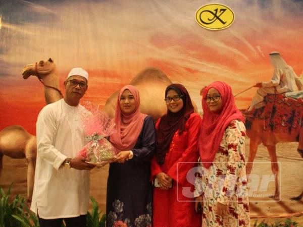 Ketua Wartawan Sinar Harian Negeri Sembilan, Sarinah Mat Kasim, menyampaikan sumbangan kepada Pengurus Besar Klana Resort sebagai tanda penghargaan kerjasama yang diberi.