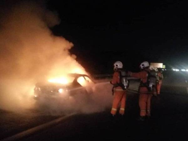Pasukan penyelamat bomba sedang memadamkan kebakaran, di Lebuhraya Plus arah Utara semalam. -Foto ihsan bomba
