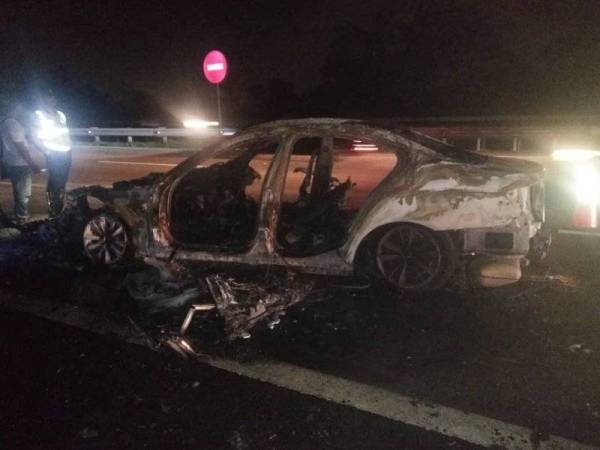 BMW 5Series dan motosikal LC musnah dalam kemalangan di Lebuhraya Plus arah Utara semalam. - Foto ihsan bomba