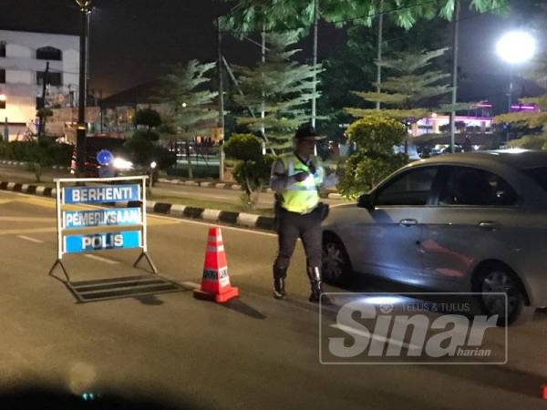 Sekatan jalan raya di sekitar daerah Pontian yang dijalankan malam tadi.