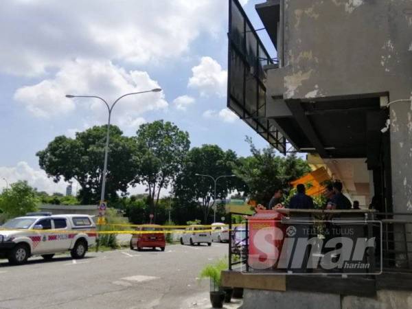 Polis menjalankan siasatan di lokasi kejadian.