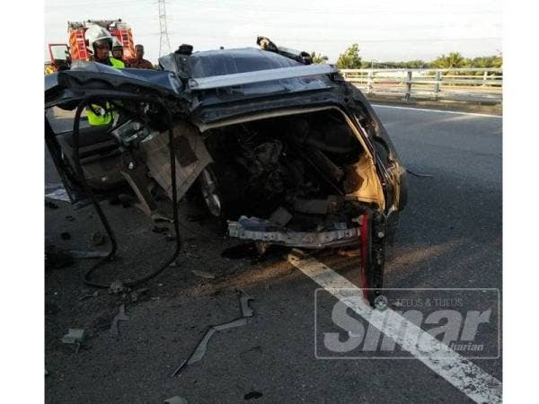 Keadaan kenderaan Nissan X-Trail dinaiki 15 warga Myanmar remuk teruk akibat kemalangan di Kilometer 190.6 Lebuhraya Utara Selatan arah selatan, Bagan Serai pagi tadi.
