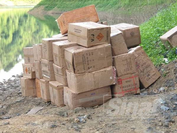 Longgokan kotak mercun yang dirampas dalam serbuan di Tasik Ah Ning.