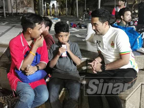 Adun Pelabuhan Klang yang juga bekas pelajar Maktab Tentera Diraja, Azmizam Zaman Huri mendekati anak jalanan ketika bersama-sama menyertai aktiviti Food For Gelandangan (FFG) di Masjid Negara, Kuala Lumpur.