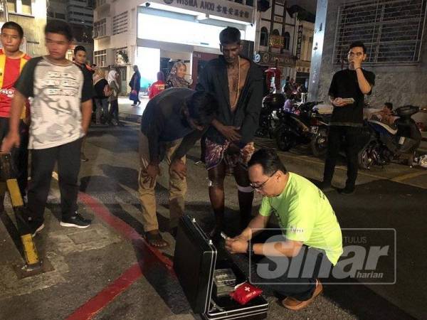 Pakar Perubatan Keluarga, Dr Raja Ahmad Shaharul Malek yang juga bekas pelajar Maktab Tentera Diraja sentiasa bersedia memberikan bantuan perubatan kepada gelandangan setiap kali aktiviti Food For Gelandangan (FFG) dianjurkan pada setiap Jumaat di sekitar Kuala Lumpur.