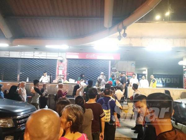 Bekas pelajar Maktab Tentera Diraja meneruskan program kemasyarakatan Food For Gelandangan (FFG) yang selama ini menjadi program rutin mereka pada setiap Jumaat.