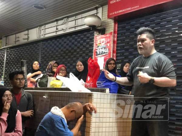 Pengerak utama program Food For Gelandangan (FFG) yang juga bekas pelajar Maktab Tentera Diraja, Azizan Zainal memberi taklimat kepada sukarelawan sebelum mereka mula mengedarkan makanan dan barang keperluan kebersihan kepada golongan gelandangan di sekitar Kuala Lumpur.