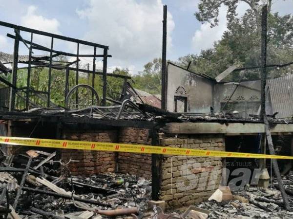 Rumah pusaka didiami Fauziah sekeluarga hangus dalam kebakaran kira-kira jam 10.15 pagi tadi.