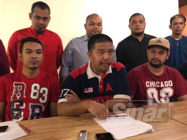 Asran (tengah) menyatakan tawaran Armada Bersatu Kelantan sebagai orang tengah antara kerajaan negeri dengan Kerajaan Persekutuan berhubung masalah air di negeri ini.