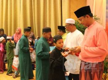  Anak yatim fakir miskin pilih baju raya sendiri