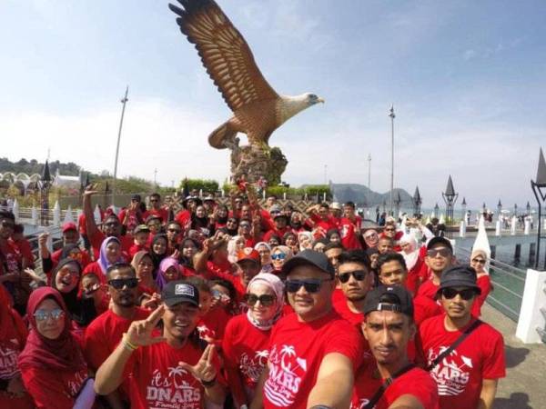 Kenangan percutian penganjuran hari keluarga di Langkawi baru-baru ini. 