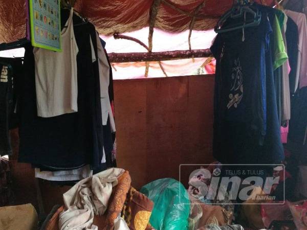 Tempat tidur yang turut dijadikan tempat menyidai pakaian.