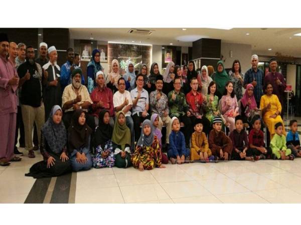 Mohd Kazim bersama tetamu yang hadir pada program berkenaan.