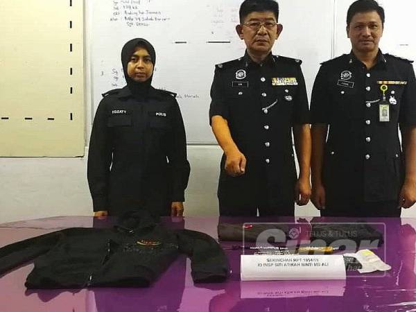 Chee Khoon (tengah) bersama pegawainya menunjukkan barangan dirampas pada sidang media di IPD Sabak Bernam di sini hari ini.