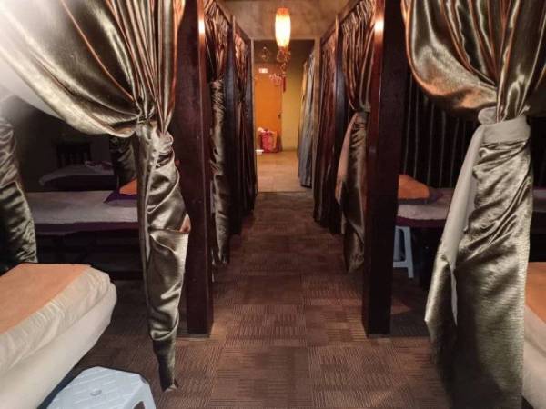 Keadaan pusat refleksologi yang menawarkan wanita warga asing sebagai tukang urut selepas diserbu polis. - Foto Ihsan Polis
